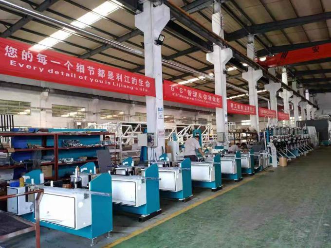 Het verticale Isolerende Gas Vullende en Dringende Robot van de Glasproductielijn met Ai Systeem 9