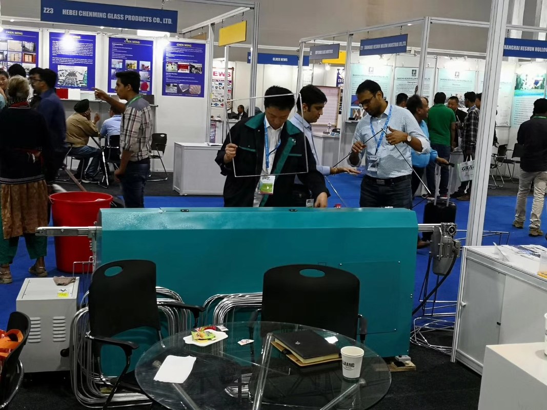 Het type van butyl de extrudermachine van LJTB01 wordt gebruikt voor gelijk het uitspreiden van de kaders van het aluminiumverbindingsstuk met hete smeltingsbutyl