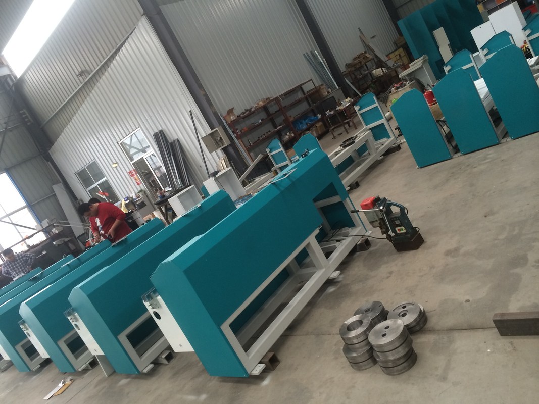 Het type van butyl de extrudermachine van LJTB01 wordt gebruikt voor gelijk het uitspreiden van de kaders van het aluminiumverbindingsstuk met hete smeltingsbutyl