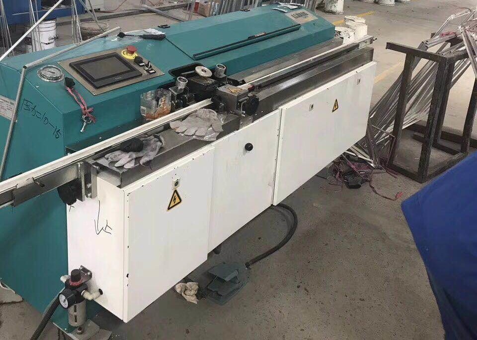 De butyl de extrudermachine wordt van LJTB01 gebruikt voor gelijk het uitspreiden van de kaders van het aluminiumverbindingsstuk met hete smeltingsbutyl.