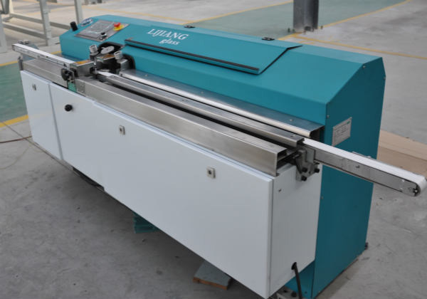 Het type van butyl de extrudermachine van LJTB01 wordt gebruikt voor gelijk het uitspreiden van de kaders van het aluminiumverbindingsstuk met hete smeltingsbutyl