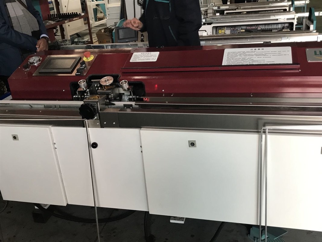 Automatische die Butyl Extrudermachine voor het Kader van het Deklaagverbindingsstuk voor het Verzegelen van Dubbel Glas wordt gebruikt