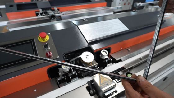 47m/min automatische Butyl Extrudermachine om het Kader van het Aluminiumverbindingsstuk Met een laag te bedekken